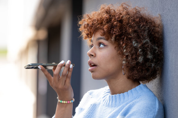 女孩在街上用手机发语音信息图片下载