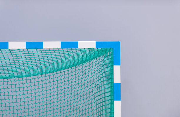 体育馆五人制或手球门。门框和网的细节。户外足球或手球场地。水平运动海报，贺卡，标题，网站图片下载