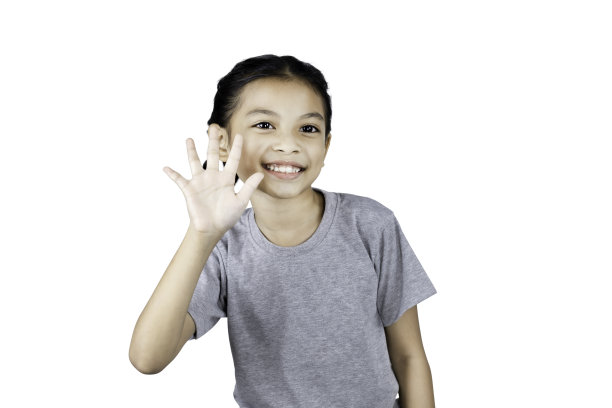 靠近亚洲小女孩微笑快乐积极有吸引力的挥手问候说你好孤立的白色背景与修剪路径。工作室肖像。图片下载