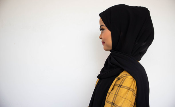侧面的亚洲年轻美丽的穆斯林戴头巾图片下载