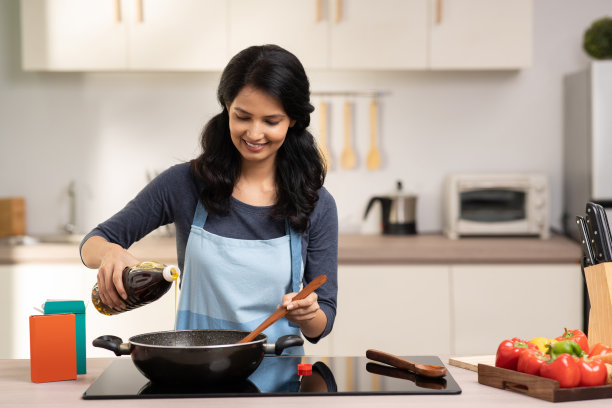 厨房里的女人的照片图片下载