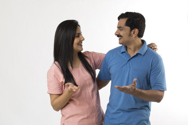 幸福的印度夫妇手挽着手图片下载