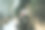 女子在冬季公园里喝水图片下载