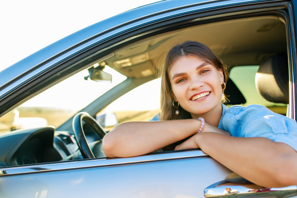 漂亮的女人在夏天开车旅行时唱歌图片下载
