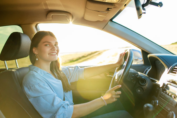 漂亮的女人在夏天开车旅行时唱歌图片下载