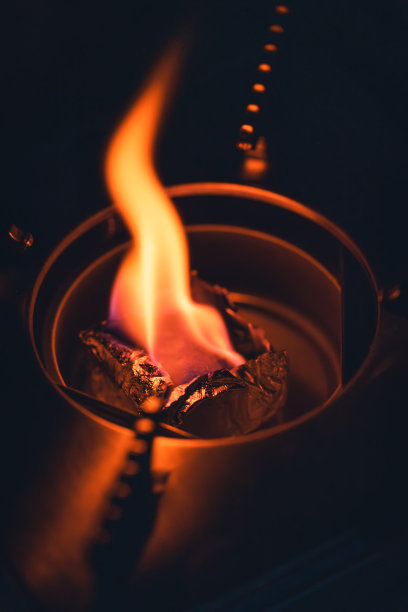 酒精炉中燃烧的火焰图片下载