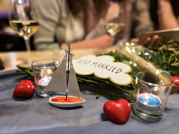 帆船和爱心刚刚结婚的桌子装饰细节图片下载