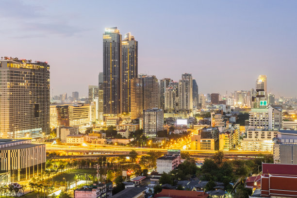 曼谷城市天际线的Rama IX十字路口，Huay Kwang, Bangkapi商业区的城市景观在日落，高角度视图，泰国图片下载