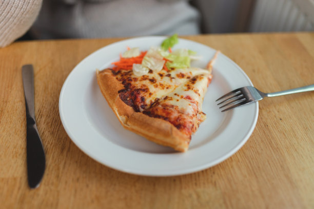 盘子里的披萨特写图片下载