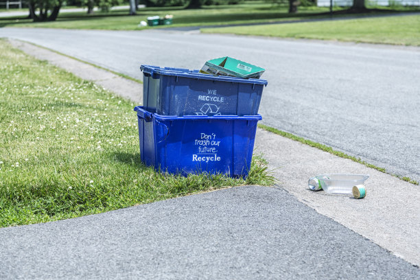 满溢的回收箱等待垃圾车来取图片下载