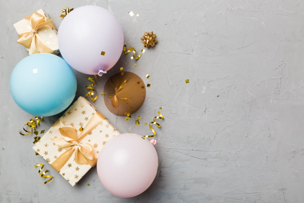 节日背景与彩色气球，礼物和五彩纸屑。平铺式。有复印空间的生日贺卡或派对贺卡图片下载