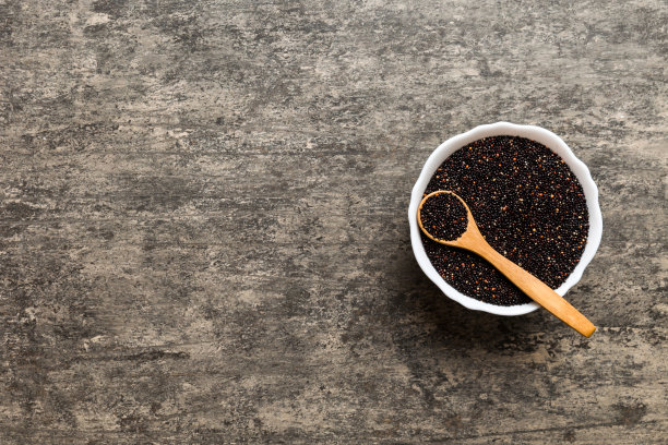 奎奴亚藜种子在碗和勺子在彩色背景。健康的kinwa在小碗里。健康的超级食物图片下载