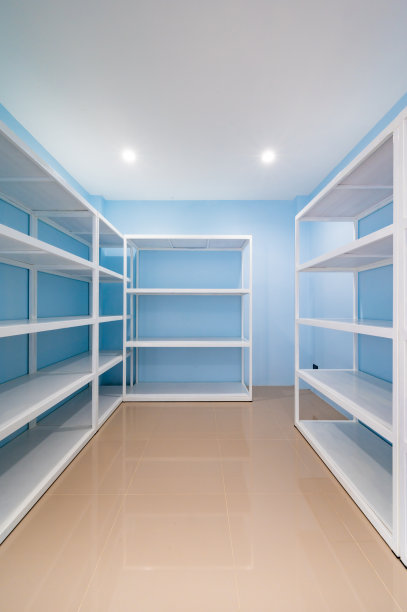 清空蓝色储藏室的白色架子图片下载