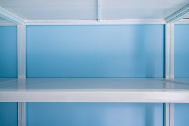 清空蓝色储藏室的白色架子图片下载