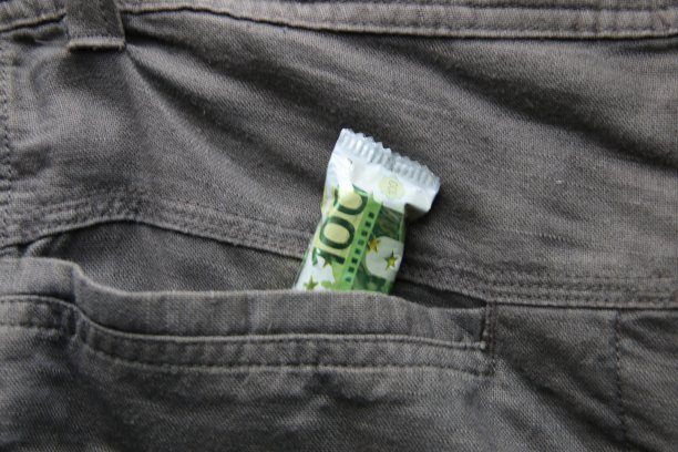 欧元在牛仔裤口袋的概念，特写。图片下载