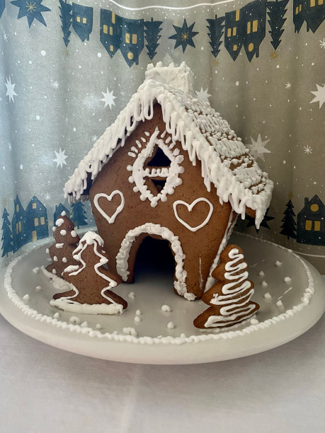 桌子上为圣诞节烘烤的白色奶油蛋糕的竖版照片图片下载