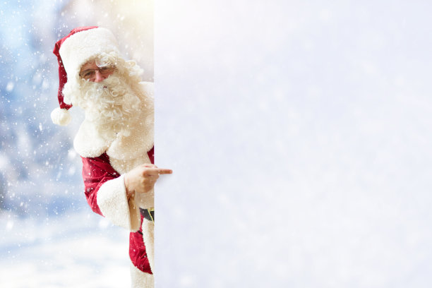 有复印空间的圣诞卡。雪中的圣诞老人。图片下载