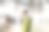 在一家工厂里，年轻的白人工人通过语音信息完成工作图片下载