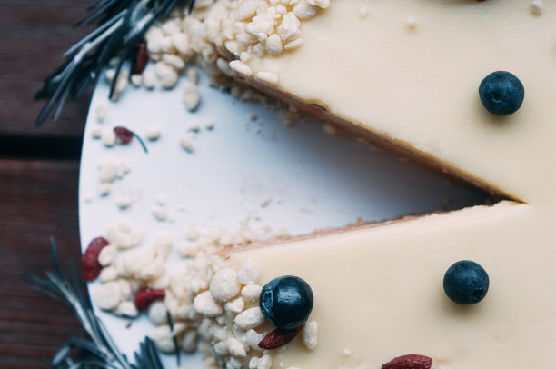 特写整个蛋糕，一片切下来图片下载