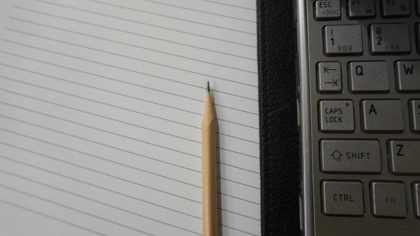 用于模板背景、横幅、网页、小宣传册的铅笔和纸图片下载