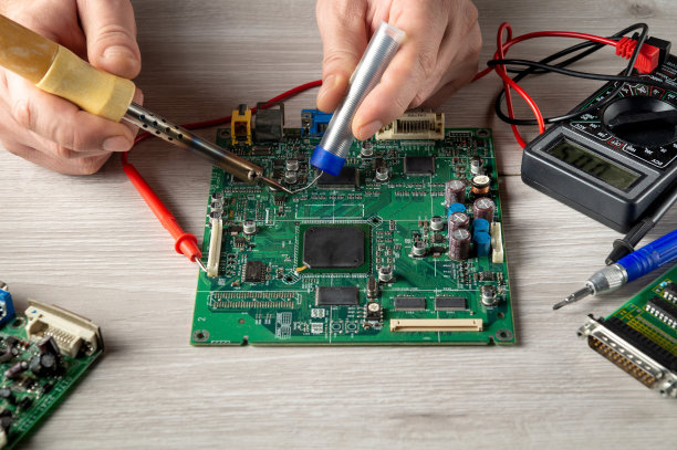 工头在车间里修理电脑或电子设备。由车间专家提供的电脑维修服务。图片下载