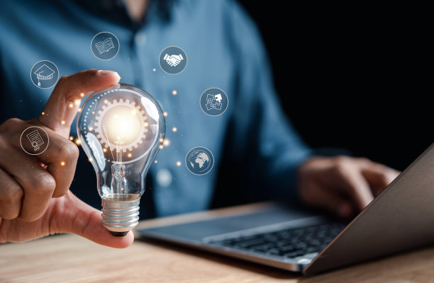 男子手持灯泡，学习教育和毕业理念。学习知识到创新思维理念和解决问题的解决方案，E-learning在线教育课程学位证书图片下载