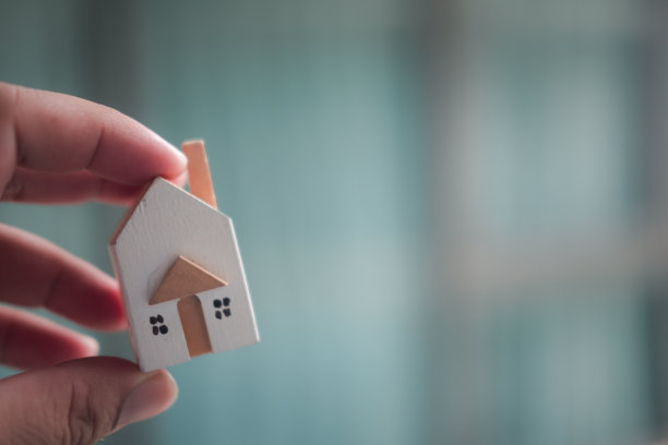 男子手握木房子。图片下载