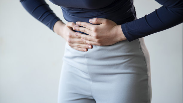 灰色背景上有胃痛的女人图片下载