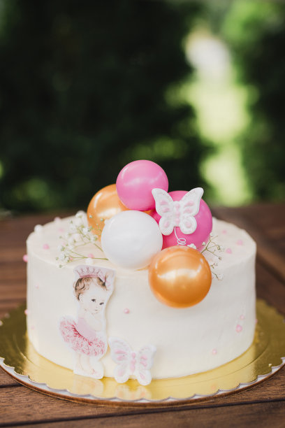 时尚的现代生日蛋糕。图片下载