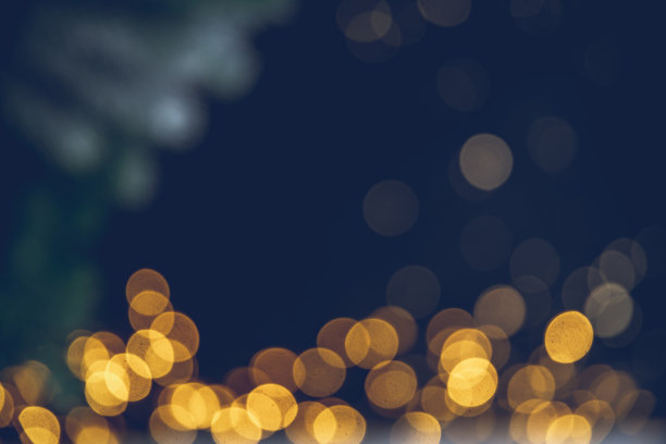 新年，圣诞背景与彩灯的花环和树枝的云杉图片下载