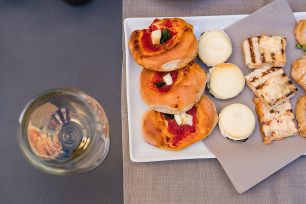 白葡萄酒杯和披萨开胃菜图片下载