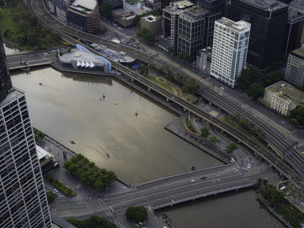 城市街道和河流的高角度视图图片下载
