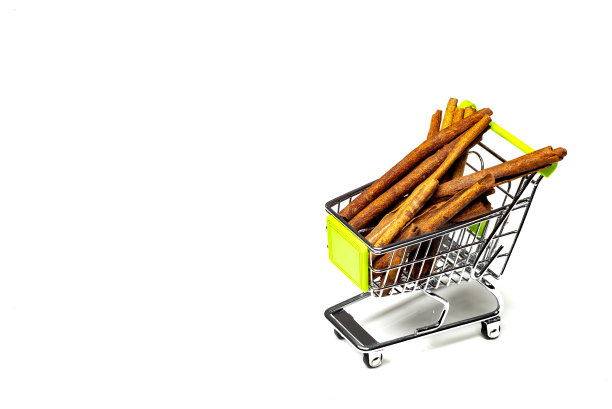 肉桂棒放在购物车里图片下载