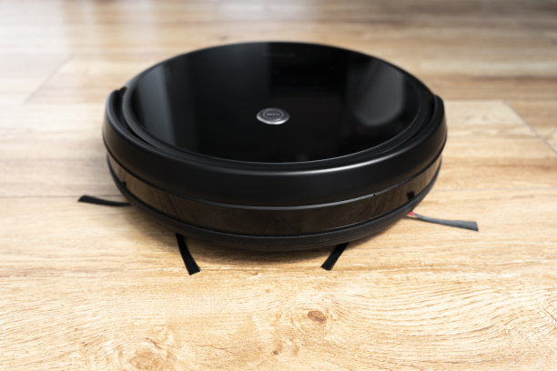 机器人吸尘器对木地板的智能清洁技术。图片下载