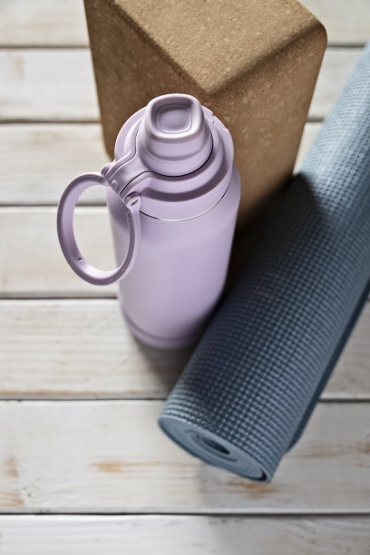 瑜伽和健身设备在白木背景图片下载