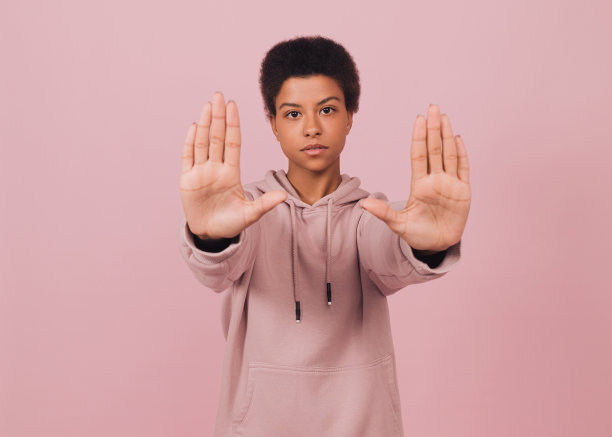 严肃的黑人女孩做停止的手势。图片下载