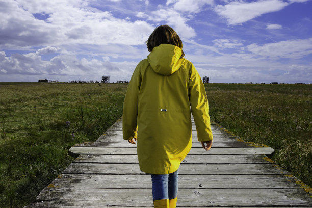 德国圣彼德奥丁木栈道上的女人图片下载