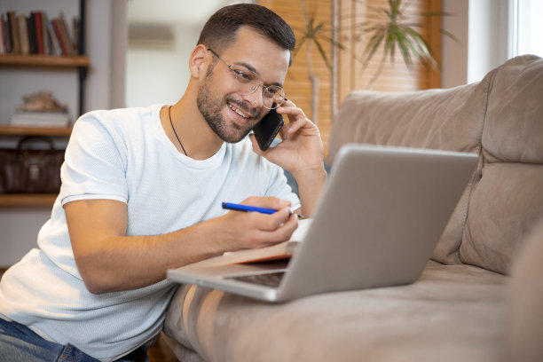 一个成功男人的肖像在舒适的家庭办公室图片下载