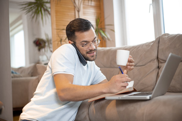 一个成功男人的肖像在舒适的家庭办公室图片下载