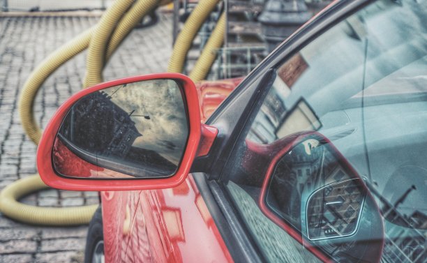 一辆红色汽车的侧视镜特写图片下载