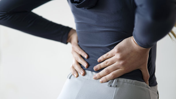 一名妇女遭受背部疼痛图片下载