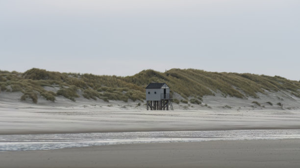 退潮时海滩上的救援小屋图片下载