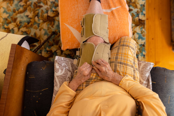 老年妇女膝盖有问题，在家里修复图片下载