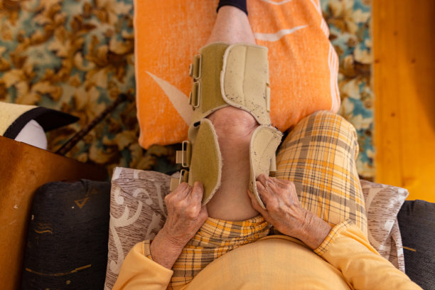 高级妇女膝盖有问题图片下载