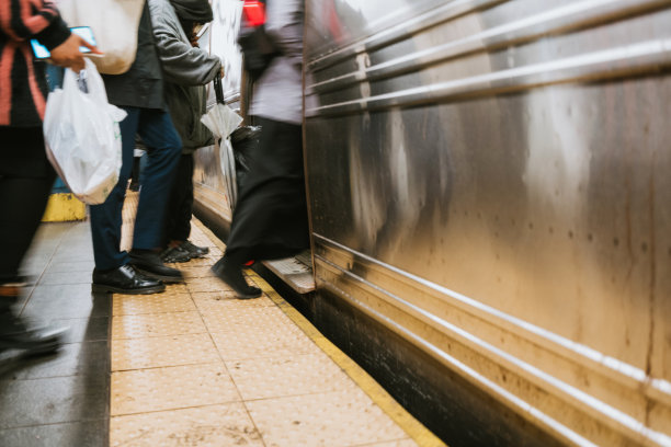 在纽约，人们正在乘坐地铁图片下载