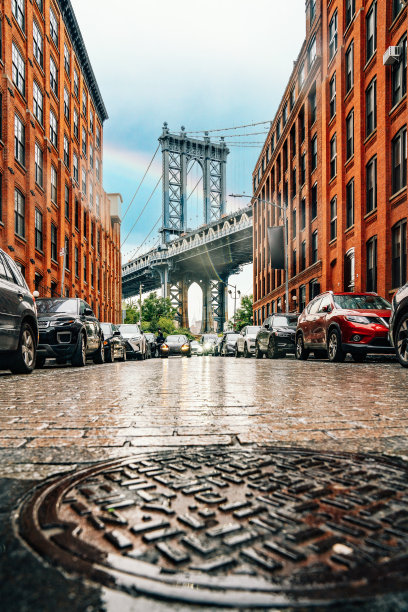 布鲁克林的小飞象区，背景是曼哈顿桥和纽约市图片下载