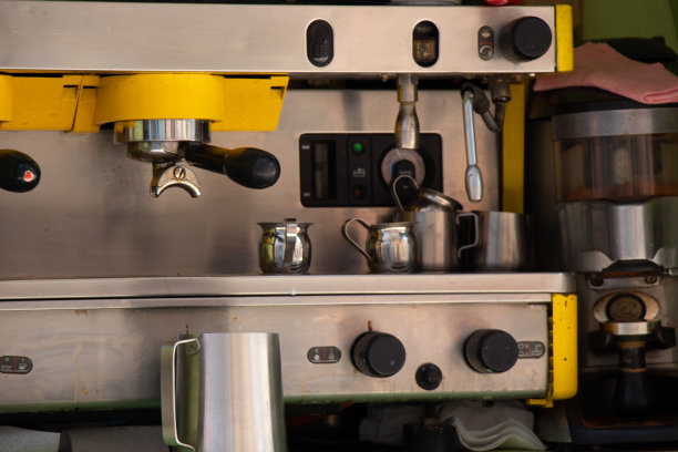 内置在机器里的咖啡机在街上煮咖啡图片下载