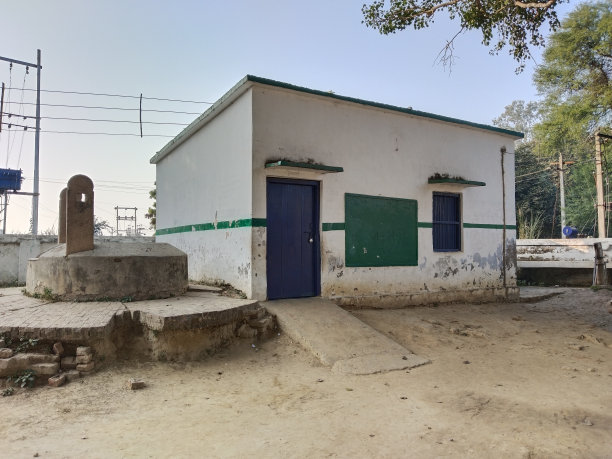 印度村庄小学的旧建筑。一个村子里的政府学校大楼。图片下载