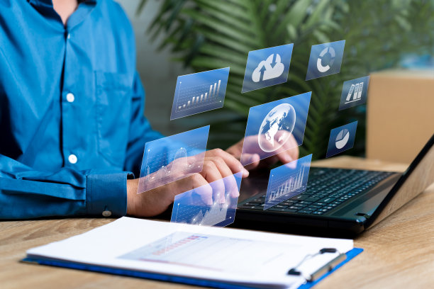 一名男子用笔记本电脑来进行企业管理概念，在虚拟屏幕上进行网上业务工作战略开发，并在互联网上安全存储信息图片下载