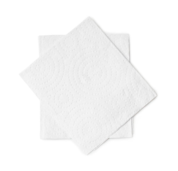 两张折叠的白色纸巾或餐巾纸叠在一起，整齐地准备在厕所或洗手间使用，在白色背景上隔离，并有裁剪路径图片下载